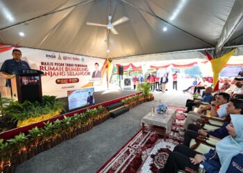 DR. Ahmad Farhan Mohd. Sadullah berucap dalam majlis  Pecah Tanah Pembinaan Rumah Bumbung Panjang Selangor menjadi simbol komitmen UPM dalam memperkasa pemeliharaan warisan budaya serta memperkukuh hubungan universiti dengan komuniti.