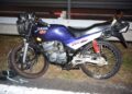 KEADAAN sebuah motosikal Yamaha RXZ yang terlibat nahas di Lebuhraya Pantai Timur (LPT) berhampiran susur keluar Jabor di Kuantan, Pahang.- IHSAN POLIS