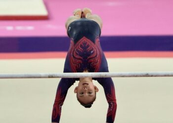 AKSI Rachel Yeoh dalam disiplin palang bertingkat acara gimnastik artistik Sukan Komanwel 2026 di Glasgow, semalam. - IHSAN MSN