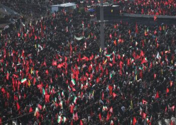 SEJUMLAH besar penduduk memberi penghormatan terakhir untuk Khamenei. - AFP
