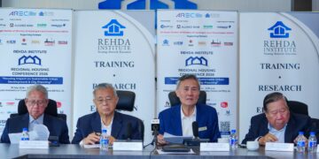JEFFREY Ng (dua dari kanan) ketika membentangkan Persidangan Perumahan Serantau 2026 di Wisma REHDA. - UTUSAN/SADDAM YUSOFF