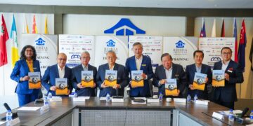 JEFFREY Ng (empat dari kiri) bersama Pemegang Amanah Institut REHDA, Tan Sri Teo Chiang Kok (empat dari kanan) ketika Sidang Media Pelancaran Persidangan Perumahan Serantau 2026 di Wisma REHDA. - UTUSAN/SADDAM YUSOFF