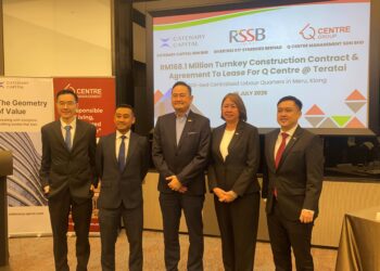 -habis
SIMON David Leong (tengah) bersama pengurasan RSSB Builders Sdn Bhd dan Catenary Capital semasa sidang media di Kuala Lumpur hari ini.