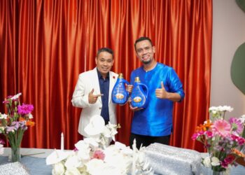 MOHD. Syukri Ibhrim (kiri) dalam majlis pelancaran produk Royal Blue di Puncak Alam baru-baru ini.