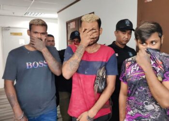 TIGA lelaki yang tular dalam kejadian samun bersenjata di Taman Klebang Ria, Chemor didakwa di Mahkamah Sesyen Ipoh hari ini.