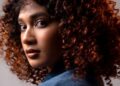 Jurufoto Mohammad Zikri Hakim menerapkan teknik pencahayaan Rembrandt melalui posisi model looking over the shoulder; kejatuhan cahaya pada rambut dan bayang pada rahang menimbulkan kesan siluet tiga dimensi yang membuat kontur wajah secara organik, sekaligus melonjakkan nilai persepsi dalam renungan model.