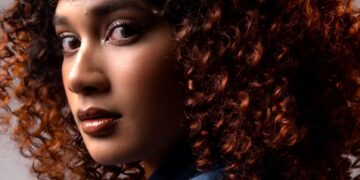 Jurufoto Mohammad Zikri Hakim menerapkan teknik pencahayaan Rembrandt melalui posisi model looking over the shoulder; kejatuhan cahaya pada rambut dan bayang pada rahang menimbulkan kesan siluet tiga dimensi yang membuat kontur wajah secara organik, sekaligus melonjakkan nilai persepsi dalam renungan model.
