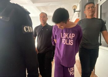 LING Boon Xu mengaku tidak bersalah di Mahkamah Sesyen Seri Manjung atas tiga pertuduhan memiliki beberapa laras senjata api dan 6,158 butir peluru di Kampung Cina Sitiawan pada 1 Julai lalu.