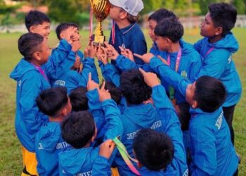 PEMAIN Sekolah Menengah Jerantut meraikan kejayaan sebagai juara kejohanan bola sepak Majlis Sukan Sekolah-Sekolah Daerah (MSSD) Jerantut bawah 12 tahun di Jerantut, Pahang baru-baru ini.