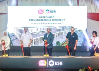 MOHD Zary Affendi Mohd Arif (tengah)  bersama Mohd Sohimin Mohd Alayedin (dua dari kiri) dan Ketua ESR Malaysia dan Pengurus Besar Bersama SDPLOG, David Aboud (dua dari kanan) menyempurnakan upacara pecah tanah untuk Metrohub 3 di Taman Logistik E-Metro, Bukit Raja, Klang. - UTUSAN/AFIQ RAZALI
