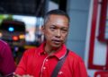 MOHD. Firuz Ibrahim ditemui di Jabatan Kecemasan Hospital
Banting, Selangor selepas anaknya dibawa ke sana untuk rawatan kerana ditikam. – UTUSAN/SADDAM YUSOFF