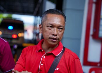MOHD. Firuz Ibrahim ditemui di Jabatan Kecemasan Hospital 
Banting, Selangor selepas anaknya dibawa ke sana untuk rawatan kerana ditikam. – UTUSAN/SADDAM YUSOFF