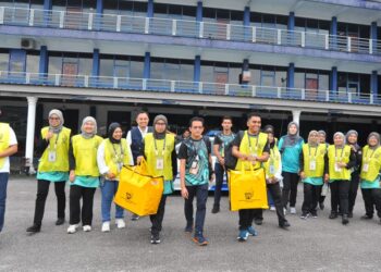 PETUGAS SPR membawa peti undi selepas waktu undi awal ditutup pukul 5 petang di Markas Pasukan Polis Marin Wilayah 2, Kampung Pengkalan Rinting, Johor Bahru disini. UTUSAN/RAJA JAAFAR ALI