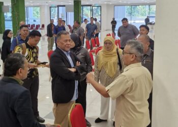 RAMLAN Harun ketika meninjau persiapan di Pusat Penamaan Calon bagi Dewan Undangan Negeri (DUN) Lenggeng, Nilai, Lobak, Temiang, Sikamat dan Ampangan di Wisma Majlis Bandaraya Seremban (MBS) Forest Heights, hari ini.