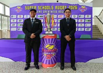 Kapten Victoria Institution (VI), Muhammad Muhaimin Zulkarnain (kiri), dan Kapten SMS Hulu Selangor (SEMASHUR), Muhammad Uwais Irwan, bergambar bersama Piala Cabaran Tan Sri Wan Aziz menjelang Grand Final Super Schools Rugby (SSR) Premier 2026 di
Stadium Merdeka.