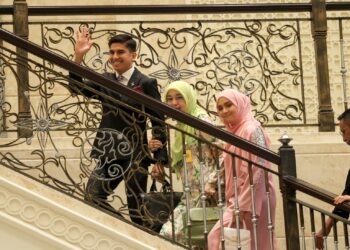 SYED Saddiq Syed Abdul Rahman bersama ibu dan kakaknya di Mahkamah Persekutuan, Putrajaya hari ini. UTUSAN/FAISOL MUSTAFA