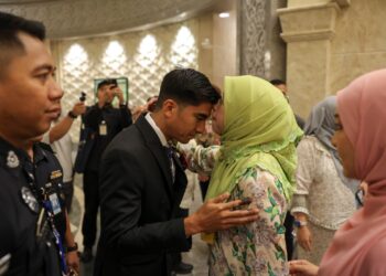 Ibu kepada Saddiq Syed Abdul Rahman, Sharifah Mahani Syed Abdul Aziz, mengucup dahi anaknya itu ketika Ahli Parlimen Muar itu tiba di Mahkamah Persekutuan, Putrajaya hari ini bagi mendengar keputusan rayuan akhir pihak pendakwaan untuk mengetepikan pembebasannya berhubung empat kes penyelewengan dana.-UTUSAN/FAISOL MUSTAFA