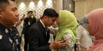 SYED Saddiq Syed Abdul Rahman tiba di Mahkamah Persekutuan, Istana Kehakiman bagi mendengar keputusan rayuan akhir pihak pendakwaan untuk mengetepikan pembebasannya berhubung empat kes menyeleweng dana Angkatan Bersatu Anak Muda (ARMADA) di Mahkamah Persekutuan Putrajaya di sini, hari ini. UTUSAN/FAISOL MUSTAFA
