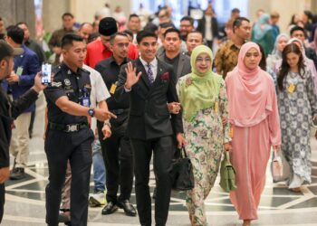 SYED Saddiq Syed Abdul Rahman tiba di Mahkamah Persekutuan, Istana Kehakiman bagi mendengar keputusan rayuan akhir pihak pendakwaan untuk mengetepikan pembebasannya berhubung empat kes menyeleweng dana Angkatan Bersatu Anak Muda (ARMADA) di Mahkamah Persekutuan Putrajaya di sini, hari ini. UTUSAN/FAISOL MUSTAFA
