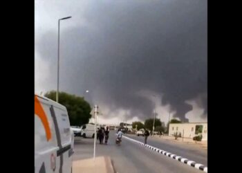 TANGKAP layar kepulan asap akibat serangan Houthi di kilang penapisan minyak Saudi Aramco di Jizan semalam. - AFP
