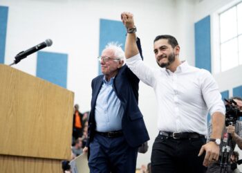 ABDUL El-Sayed (kanan) dan Bernie Sanders. - AFP