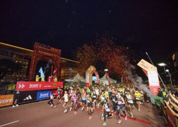 PELARI-Pelari memulakan acara 10 kilometer (km) SCORE Marathon 2026 by AIA Vitality, semalam.-IHSAN PENGANJUR