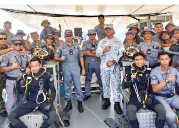 PENYELAM TLDM bergambar bersama Panglima Selam dan Peperangan Periuk Api, Laksamana Pertama
Ahmad Nazree Abu Hassan, sempena pelaksanaan Latihan BARRACUDA Siri 2/26 baru-baru ini.