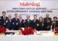 LEONG Hoy Kum (tengah) bersama barisan kepimpinan Mah Sing selepas Mesyuarat Agung Luar Biasa (EGM) kumpulan.