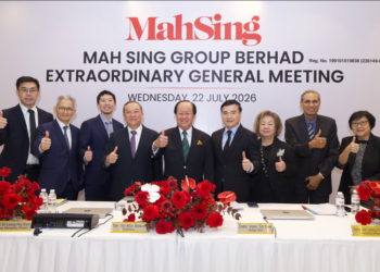 LEONG Hoy Kum (tengah) bersama barisan kepimpinan Mah Sing selepas Mesyuarat Agung Luar Biasa (EGM) kumpulan.