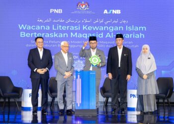 ZULKIFLI Hasan (tengah) bersama Raja Arshad Raja Tun Uda (dua dari kiri) pada majlis Wacana Literasi Kewangan Islam Berteraskan Maqasid Al-Syariah sempena Peluncuran MSRI dan Zakat Khultah, di Bangi, Isnin lalu.