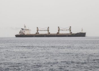 SEBUAH kapal dagang melalui Laut Merah. - AFP