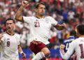 Penyerang Sepanyol, Mikel Oyarzabal (dua dari kiri) meraikan jaringan gol dilakukannya dalam aksi separuh akhir Piala Dunia 2026 menentang Perancis di Stadium Dallas, Arlington, semalam. – AFP