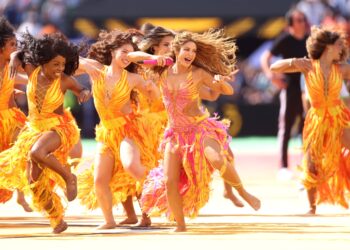 SHAKIRA membuat persembahan cukup bertenaga ketika rehat separuh masa aksi final Piala Dunia 2026.-AFP