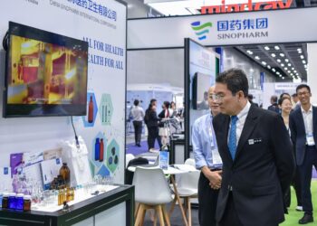 SIM Tze Tzin melawat pameran selepas forum Inovasi dan Pelaburan Penjagaan Kesihatan China-Malaysia di Pusat Konvensyen Kuala Lumpur, semalam. - M. FIRDAUS M. JOHARI