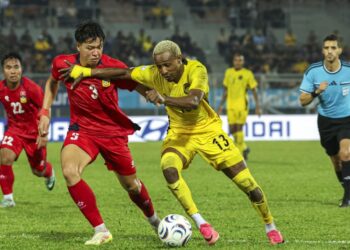 Penyerang Harimau Malaya, Mohamadou Sumareh (kanan) diasak
a pemain Laos, Sonevilay Phetviengsy dalam aksi Piala ASEAN 2026 di Stadium Bolasepak Kuala Lumpur, Cheras, kelmarin. - UTUSAN/FARIZ RUSADIO