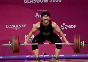 Mohamad Syahmi Nor Ghazali melakukan angkatan dalam kategori  berat 94 kilogram Sukan Komanwel 2026 di Glasgow. - IHSAN MSN