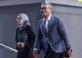 TENGKU Zafrul Tengku Abdul Aziz hadir ke Kompleks Mahkamah Kuala Lumpur bagi memberi keterangan dalam perbicaraan kes rasuah dan pengubahan wang haram melibatkan Muhyiddin Yassin hari ini. - UTUSAN/M. FIRDAUS M. JOHARI