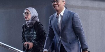 TENGKU Zafrul Tengku Abdul Aziz hadir ke Kompleks Mahkamah Kuala Lumpur bagi memberi keterangan dalam perbicaraan kes rasuah dan pengubahan wang haram melibatkan Muhyiddin Yassin. - UTUSAN/M. FIRDAUS M. JOHARI