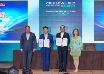 TIONG King Sing (kiri) bersama Irene Chua (kanan) menyaksikan pertukaran dokumen antara  Michael Goh (dua kiri) dengan Mita Lim (dua kanan) ketika majlis menandatangani memorandum persefahaman (MoU) sempena persidangan CruiseWorld Malaysia 2026 di Park Royal Collection. -  UTUSAN/SADDAM YUSOFF