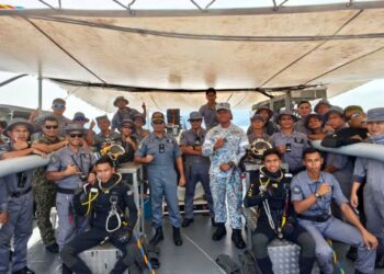 PENYELAM TLDM bergambar dengan  Panglima Selam dan Peperangan Periuk Api, Laksamana Pertama Ahmad Nazree Abu Hassan, sempena pelaksanaan Latihan BARRACUDA Siri 2/26 baru-baru ini.