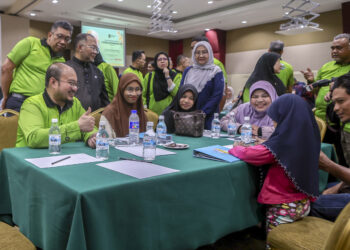 MUSTAKIM Mohamad (duduk, kiri) bertanya khabar kepada peserta program 'Cilik-Cilik Dah Celik' pada Majlis Perasmian Program Literasi Kewangan TH Wilayah Timur di Kuala Terengganu, Terengganu. - UTUSAN/PUQTRA HAIRRY