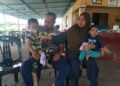 ROZIANA Husain dan Farid Hakimi Mohamad meriba dua anak
mereka yang menghidap penyakit jantung di Kampung Gertak
Seratus, Besut, Terengganu.