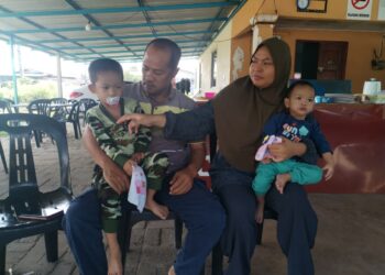 ROZIANA Husain dan Farid Hakimi Mohamad meriba dua anak
mereka yang menghidap penyakit jantung di Kampung Gertak
Seratus, Besut, Terengganu.