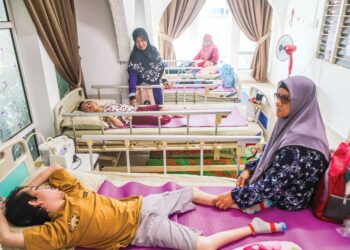 SARIPAH Arabiah Che Embong membawa  cucunya, Ahmad Benyamin Abdullah yang menghidap hydrocephalus, spina bifida dan cerebral palsy menjalani terapi di Rumah Anak Permata Syurga di Kampung Gelugor Kedai, Kuala Terengganu, Terengganu.