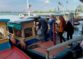 PENGGUNAAN bot penambang elektrik berasaskan bateri atau E-Boat Penambang dapat mentransformasikan perkhidmatan bot penambang Seberang Takir di Kuala Terengganu agar lebih moden, selamat, mesra alam dan berdaya saing.