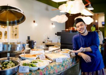 AHMAD Faris Ramli bersama hidangan yang disediakan di The Layers, Kota Bharu.