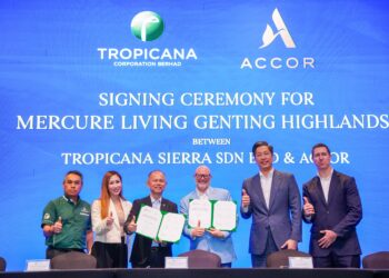 DENNIS Ng Teck Yow (tiga dari kiri) bersama Ketua Pegawai Pembangunan Asia Accor, Andrew Langdon (tiga dari kanan) ketika majlis menandatangani Mercure Living Genting Highlands diantara Tropicana Corporation Berhad dan Accor di Tropicana Golf & Country Resort. - UTUSAN/SADDAM YUSOFF