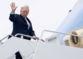 TRUMP menaiki pesawat Air Force One lama. - AFP