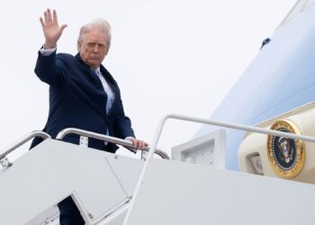 TRUMP menaiki pesawat Air Force One lama. - AFP