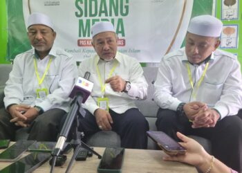 TUAN Ibrahim Tuan  Man (tengah) semasa sidang media selepas Majlis Perasmian Mesyuarat Agung Tahunan Pas Kawasan Pasir Mas di Meranti, Pasir Mas, Kelantan. - UTUSAN/MUSTAQIM MOHAMED